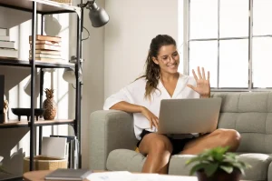Mujer sentada en un sofa que necesita consulta psicología online