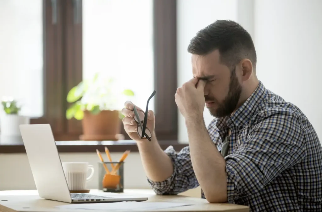 Hombre que necesita consulta psicología online