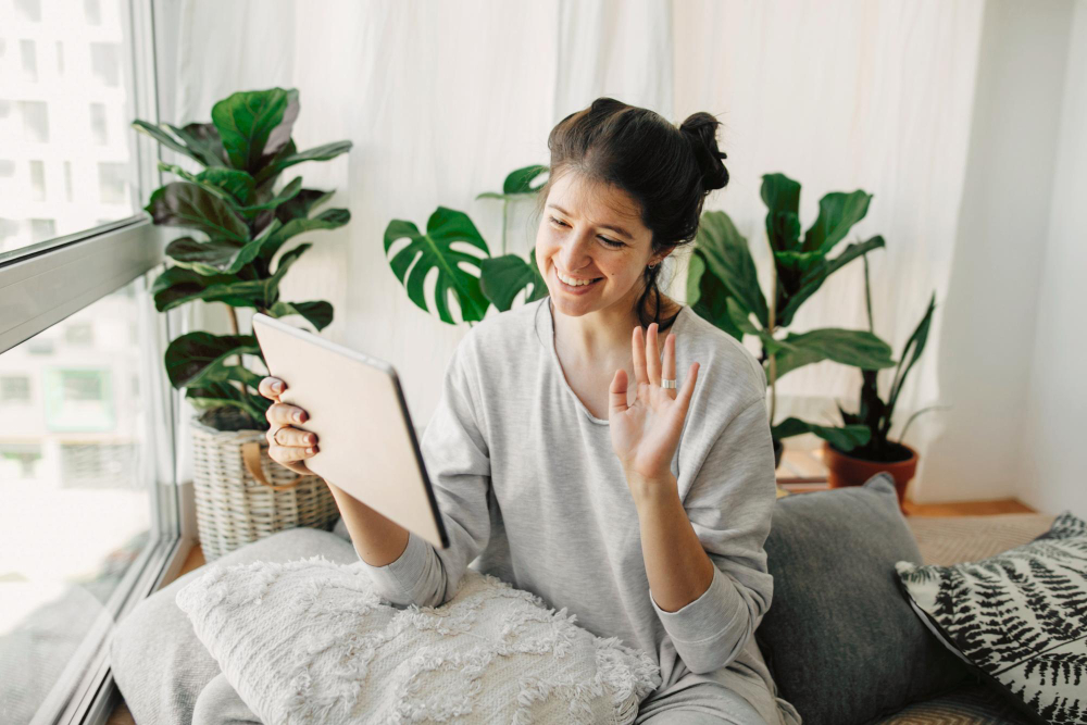 Chica sentada realizando Terapias online desde casa