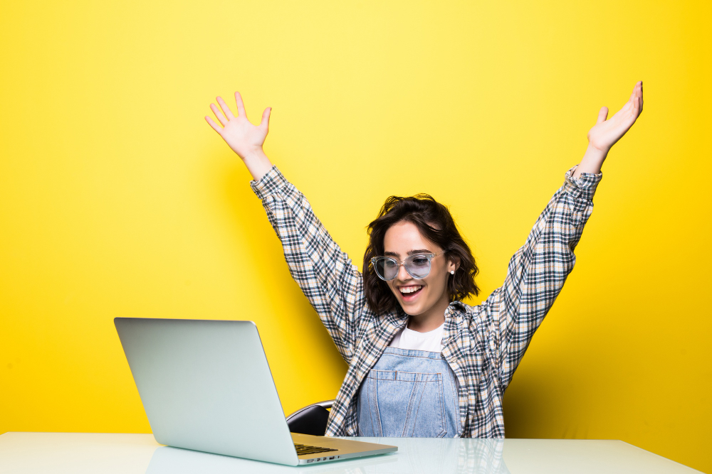 chica alegre con laptop buscando precio de psicólogo online