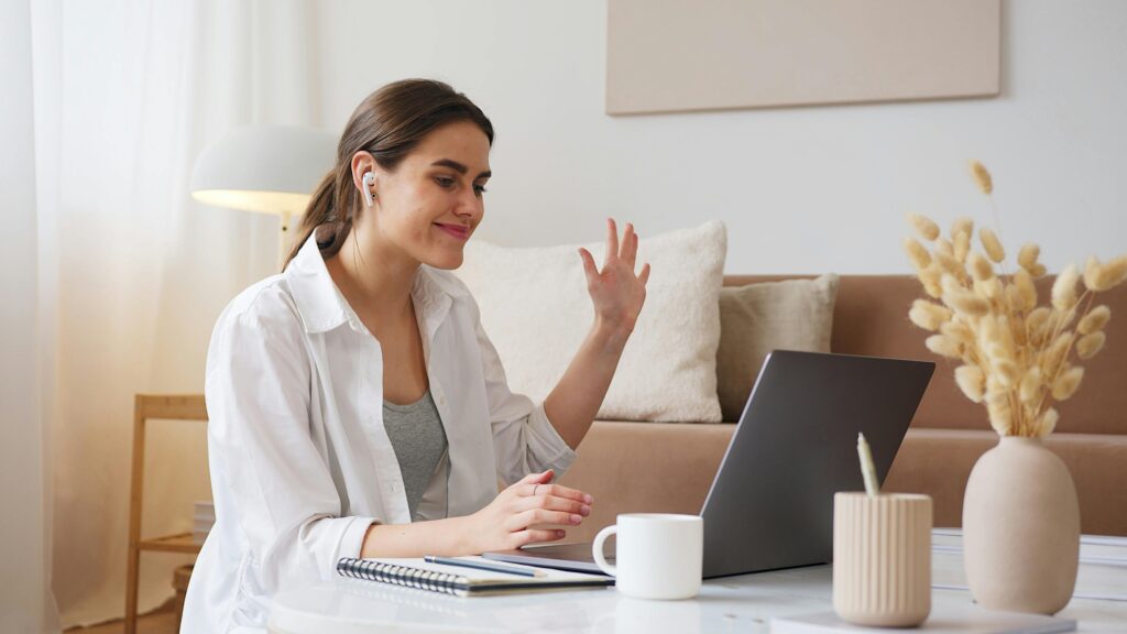 chica joven busca y elige a psicologo online