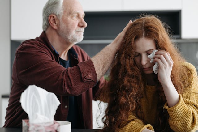Hombre mayor apoya a hija triste